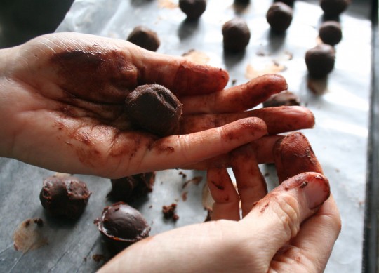 Shaping the chocolate truffles